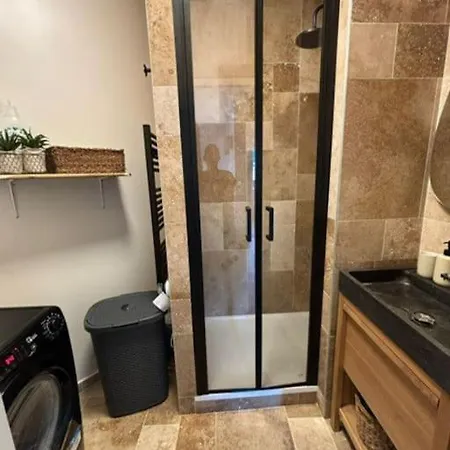 3 Pieces, Spacieux En Plein Centre *