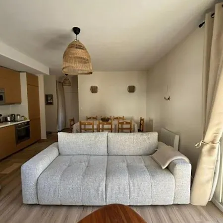 3 Pieces, Spacieux En Plein Centre