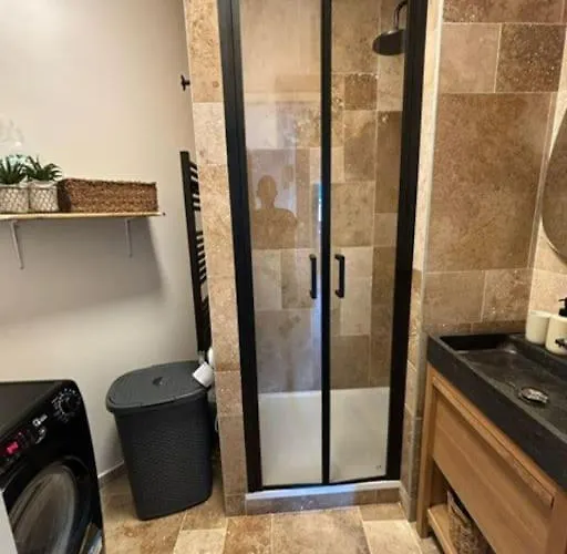 3 Pieces, Spacieux En Plein Centre *