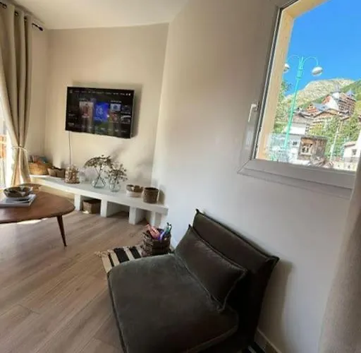 3 Pieces, Spacieux En Plein Centre