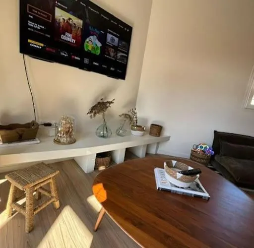 3 Pieces, Spacieux En Plein Centre