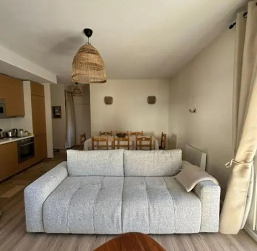 3 Pieces, Spacieux En Plein Centre