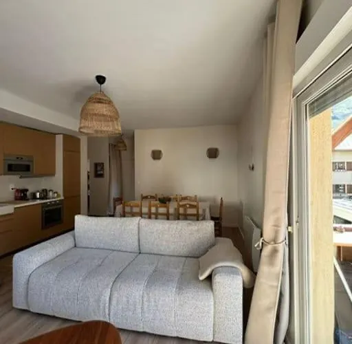 3 Pieces, Spacieux En Plein Centre